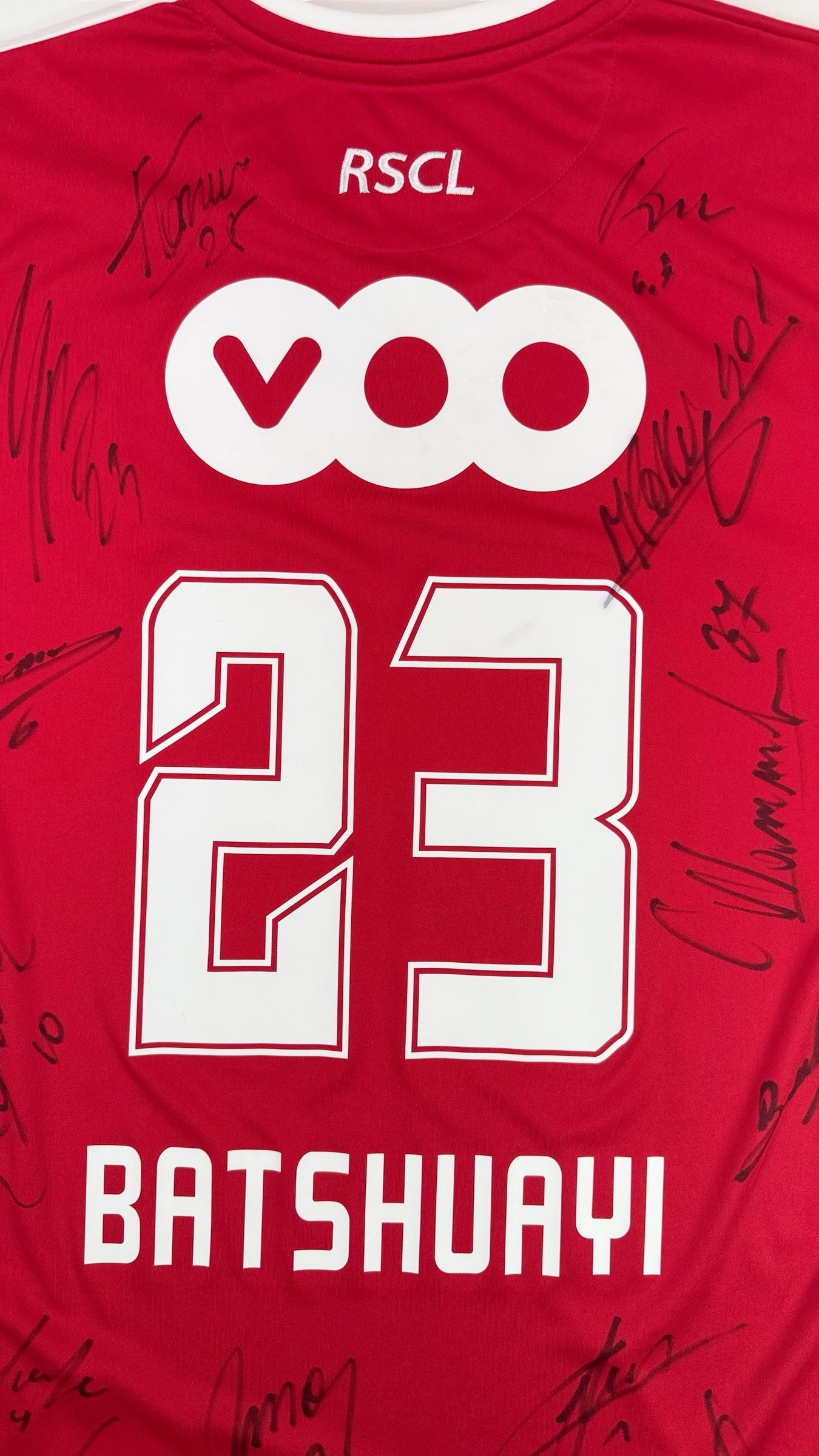 STANDARD DE LIÈGE 2013/14 HOME SHIRT - #23 BATSHUAYI (SIZE XL) SIGNED BY TEAM