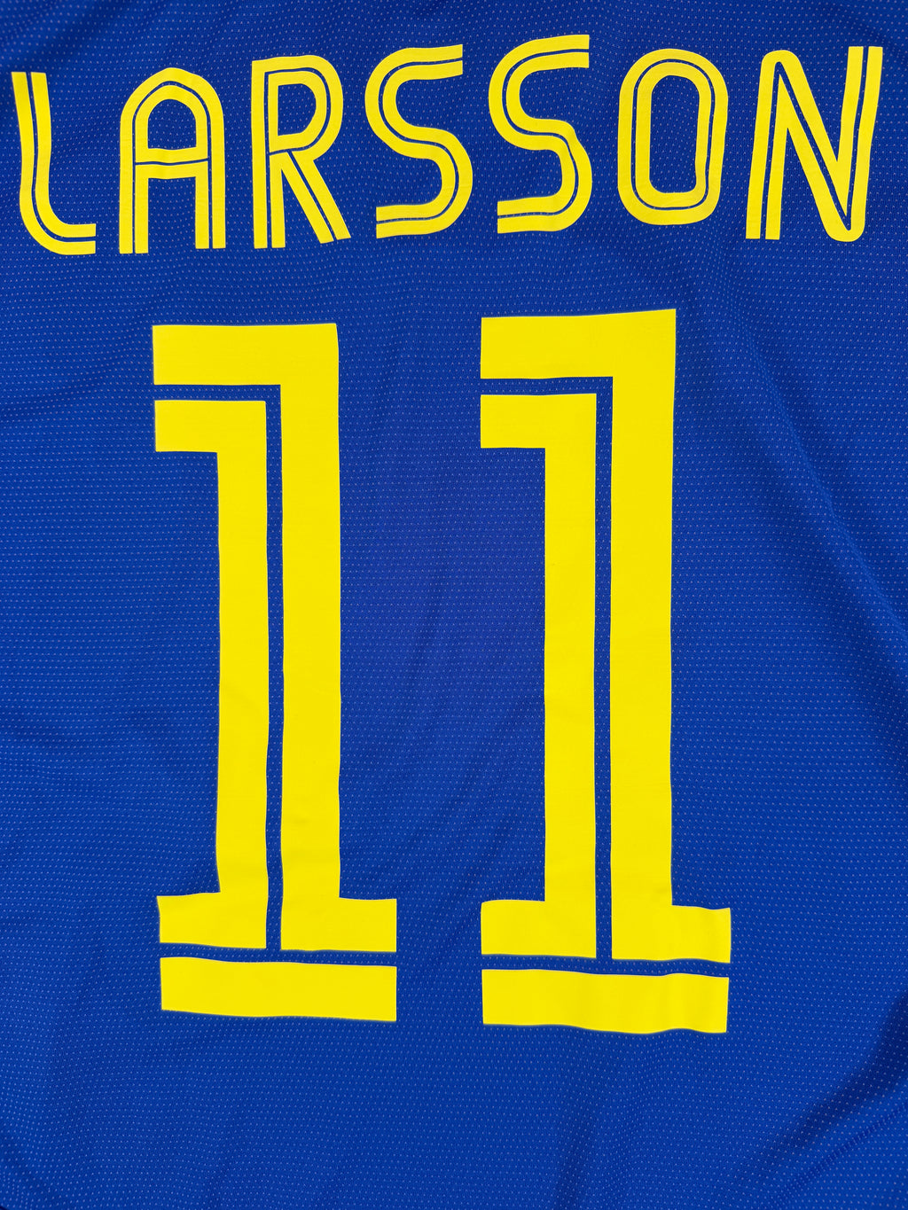 SWEDEN 2004/05 AWAY SHIRT - #11 LARSSON (SIZE L)